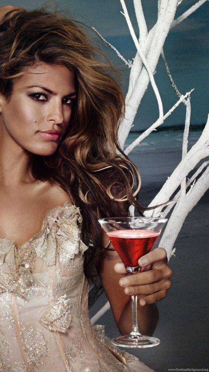 Eva Mendes Holding Glass Of Wine Wallpaper