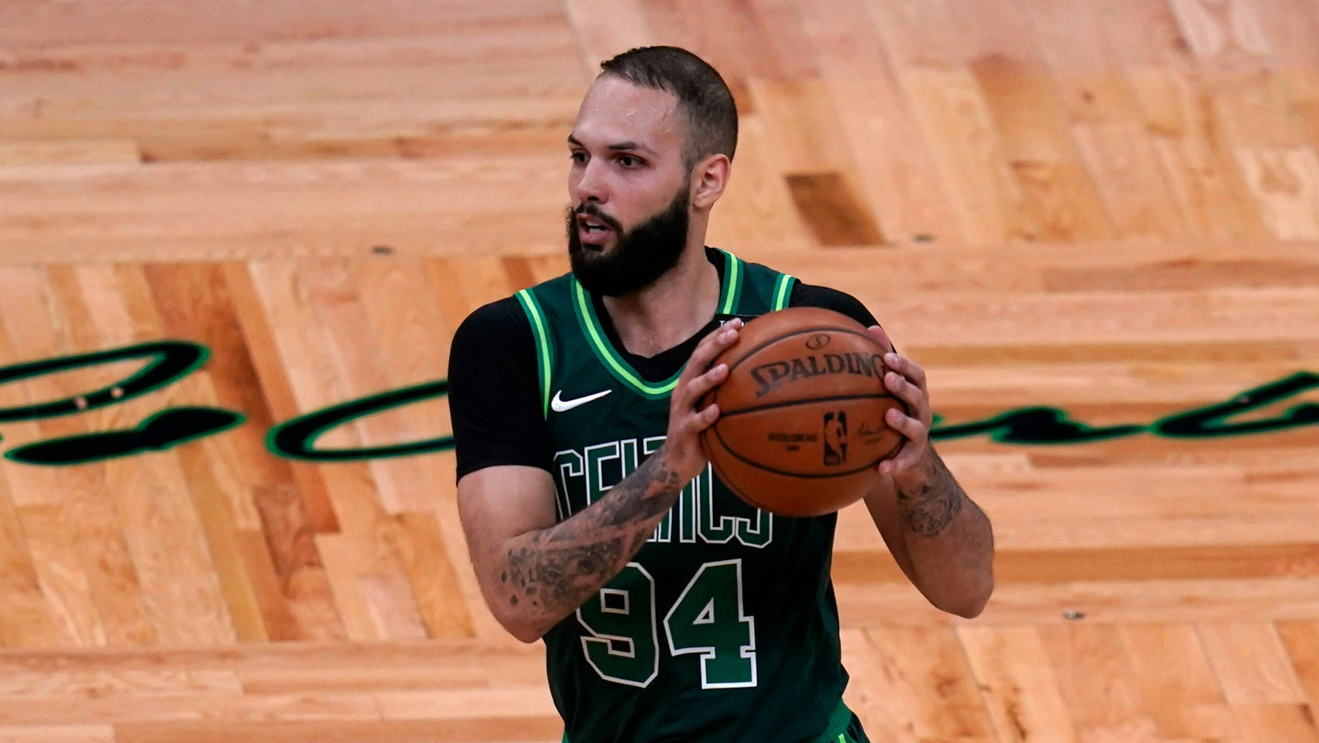 Evan Fournier fanger bold Boston Celtics NBA nu tapet Wallpaper