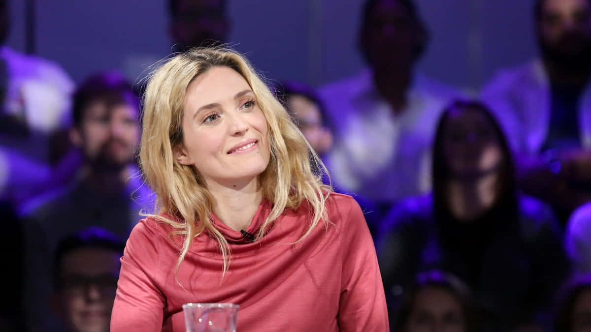 Evelyne Brochu Glimlachend Tijdens Interview Achtergrond