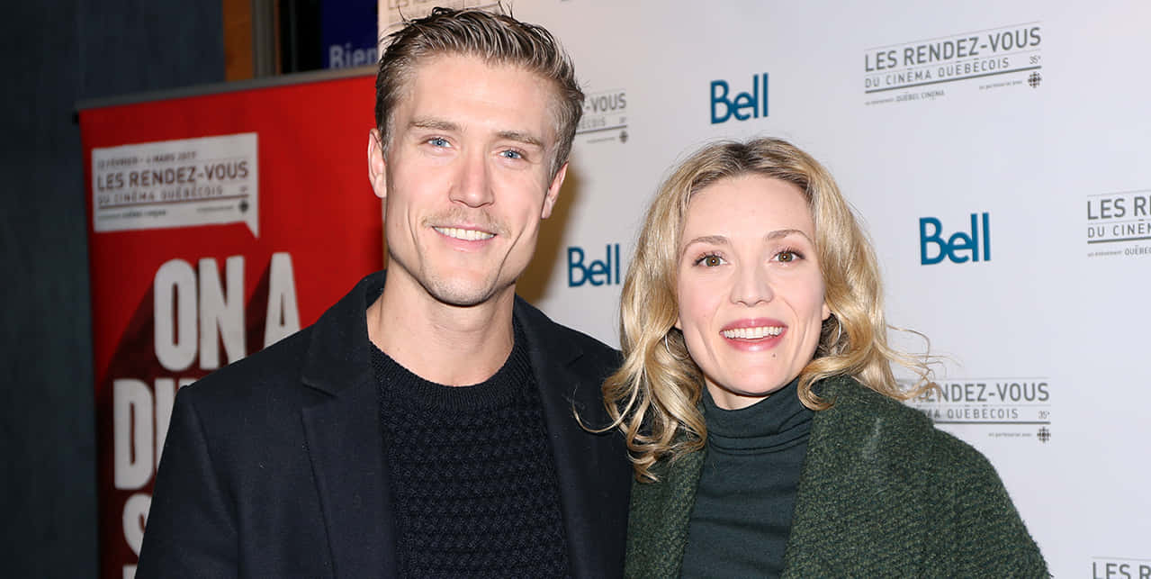 Evelyne Brochu En Co-star Op Evenement Achtergrond