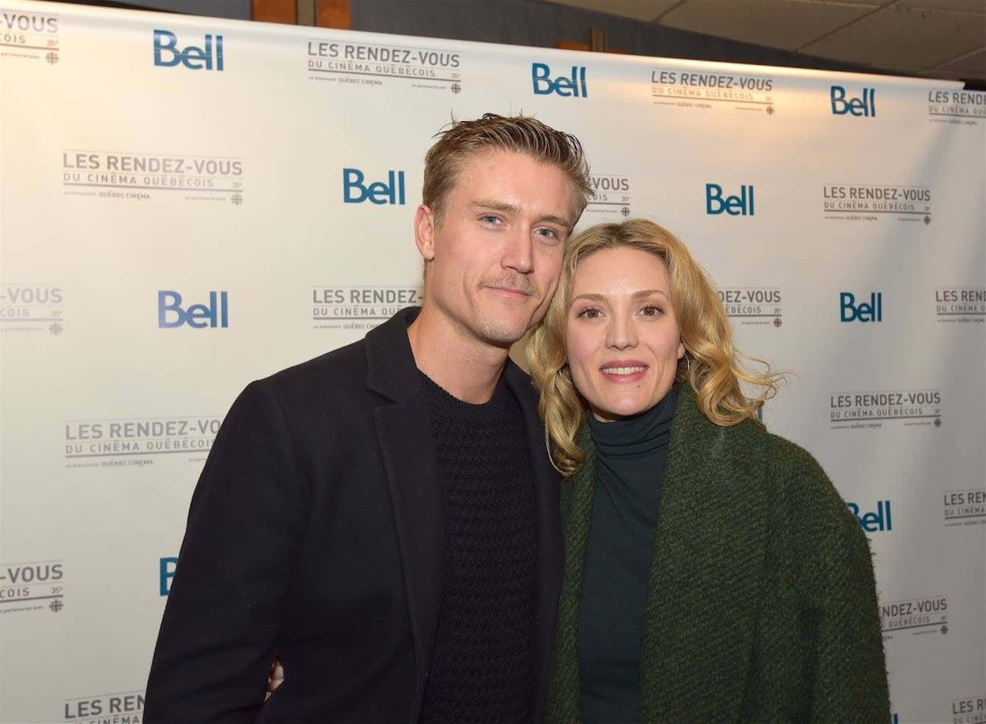 Evelyne Brochu En Collega Op Film Evenement Achtergrond