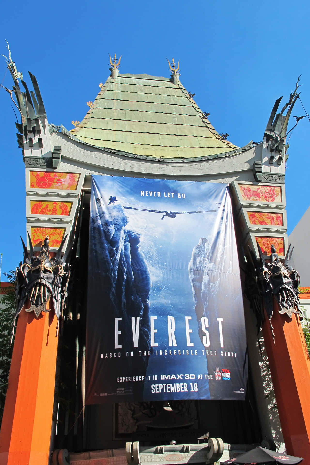 Pósterdel Everest En El Teatro Chino Grauman. Fondo de pantalla