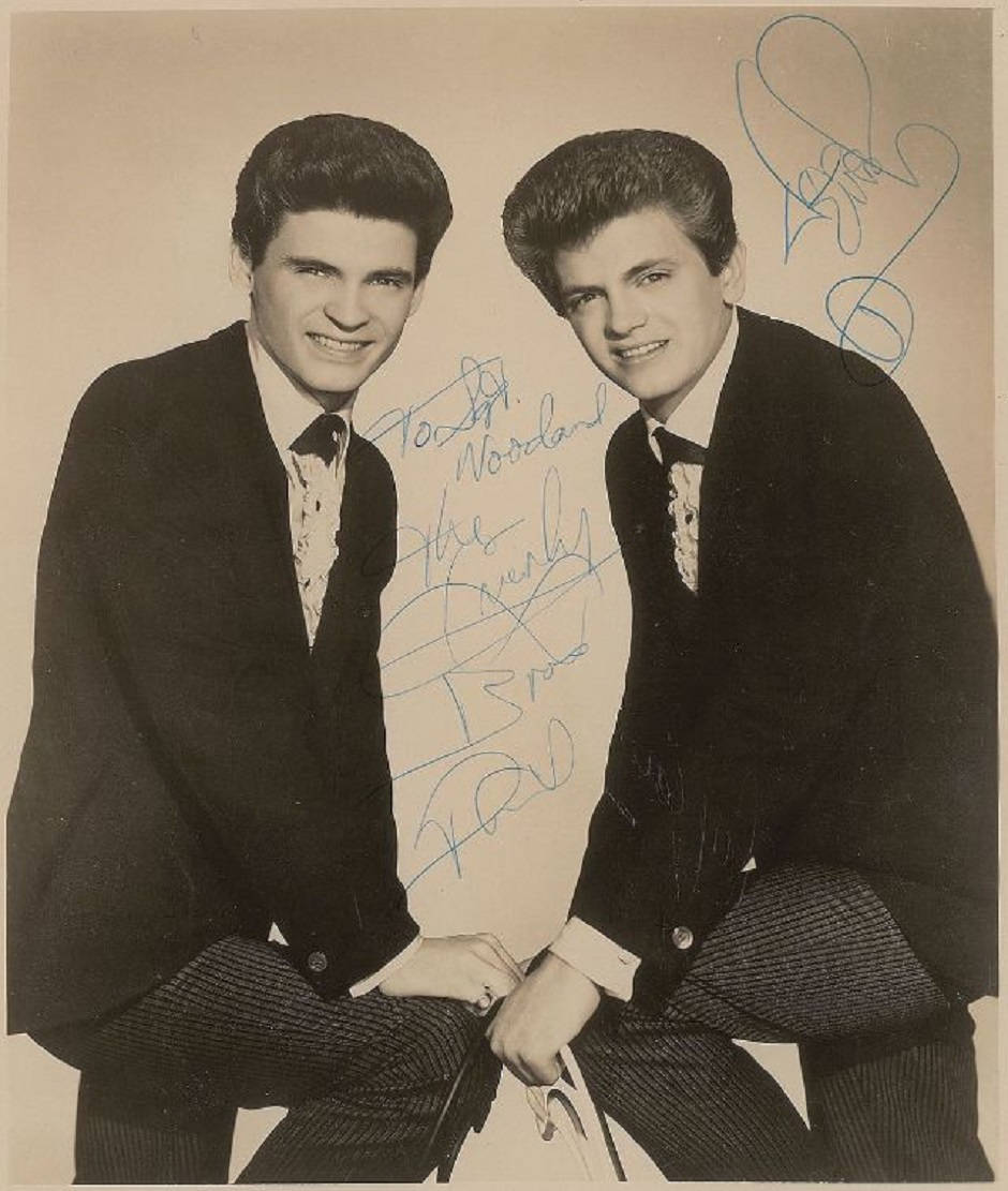 Retratopromocional Firmado De Los Everly Brothers En 1965 Fondo de pantalla