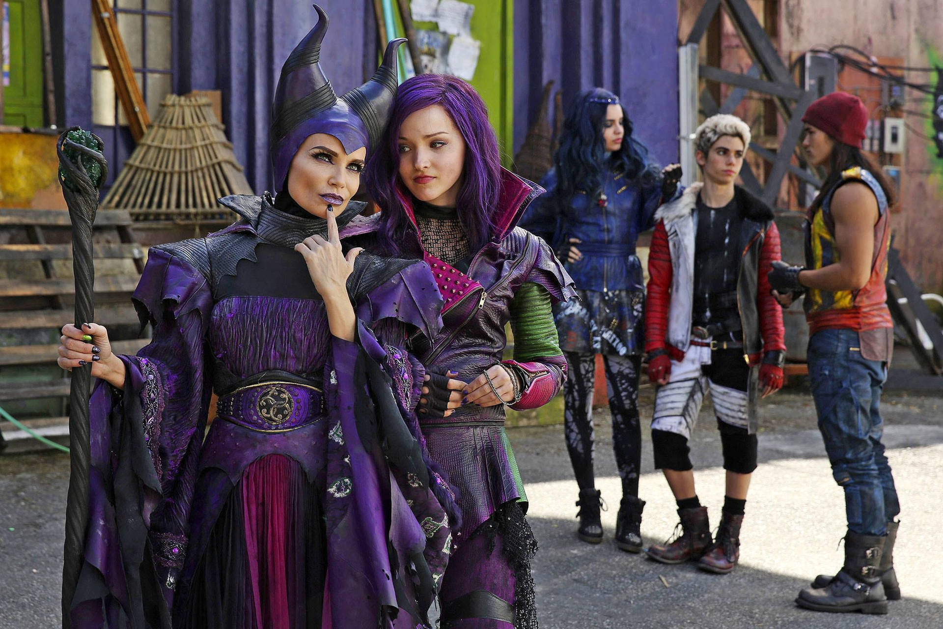 Evie Behind Maleficent And Mal Descendants Wallpaper