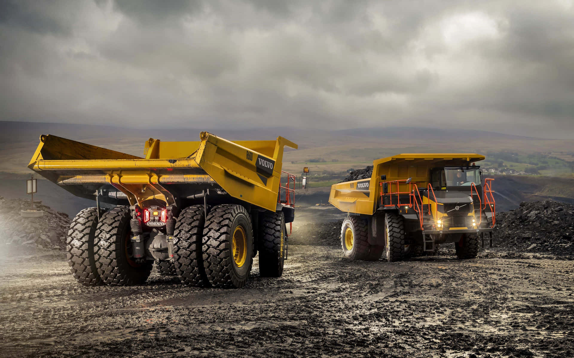 Excavadoray Camiones Mineros Trabajando En Una Gran Mina A Cielo Abierto.