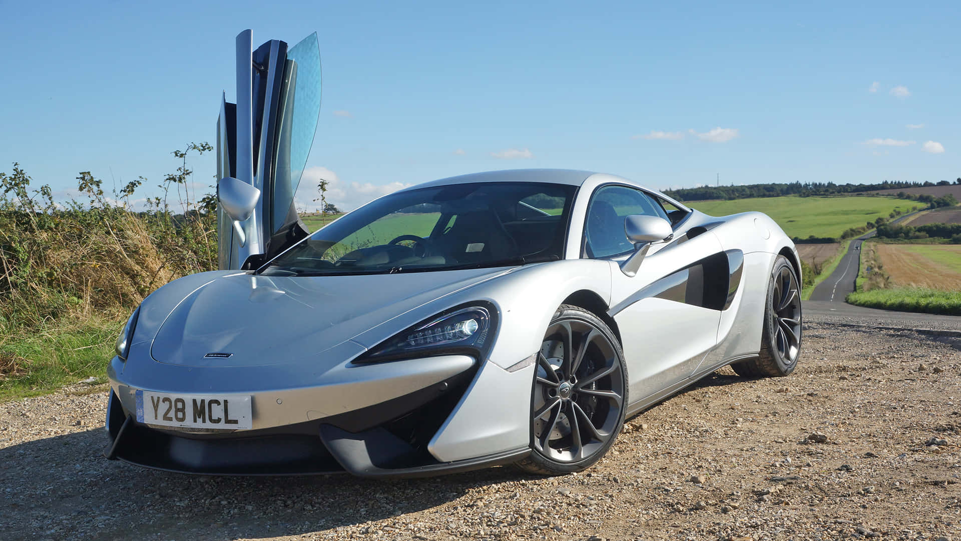 Exclusieve Mclaren 540c Die Over De Snelweg Glijdt Achtergrond