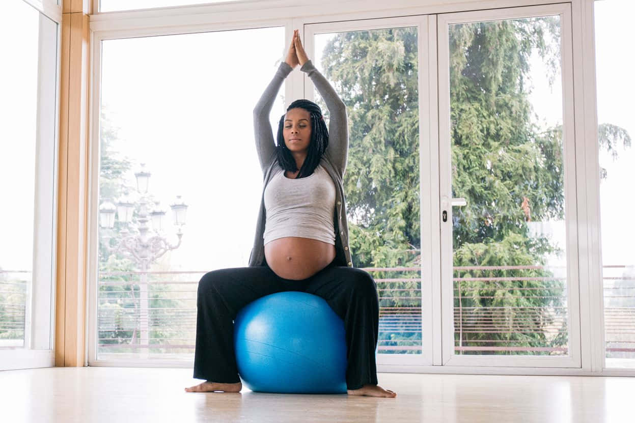 Gravidkvinna Som Utför Yogautövningar Bild.