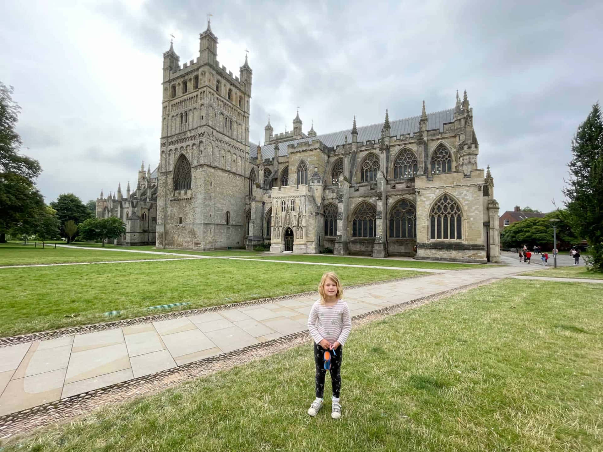 Exeter Kathedraal En Jonge Bezoeker Achtergrond