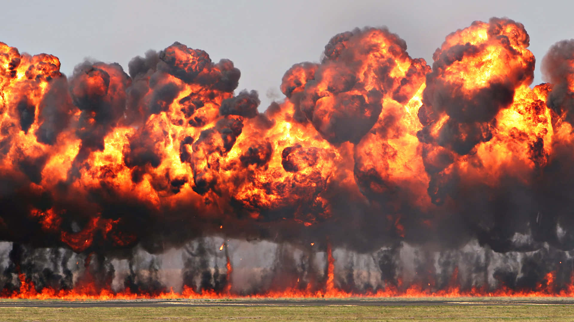 Rauchund Riesige Feuerexplosion Im Hintergrund