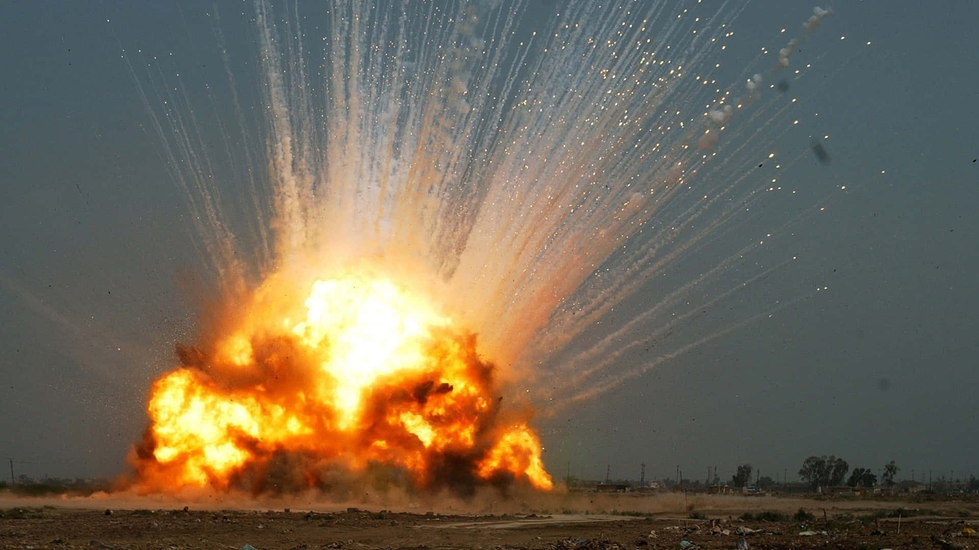 Fondode Pantalla Impresionante De Una Explosión Masiva De Bombas.