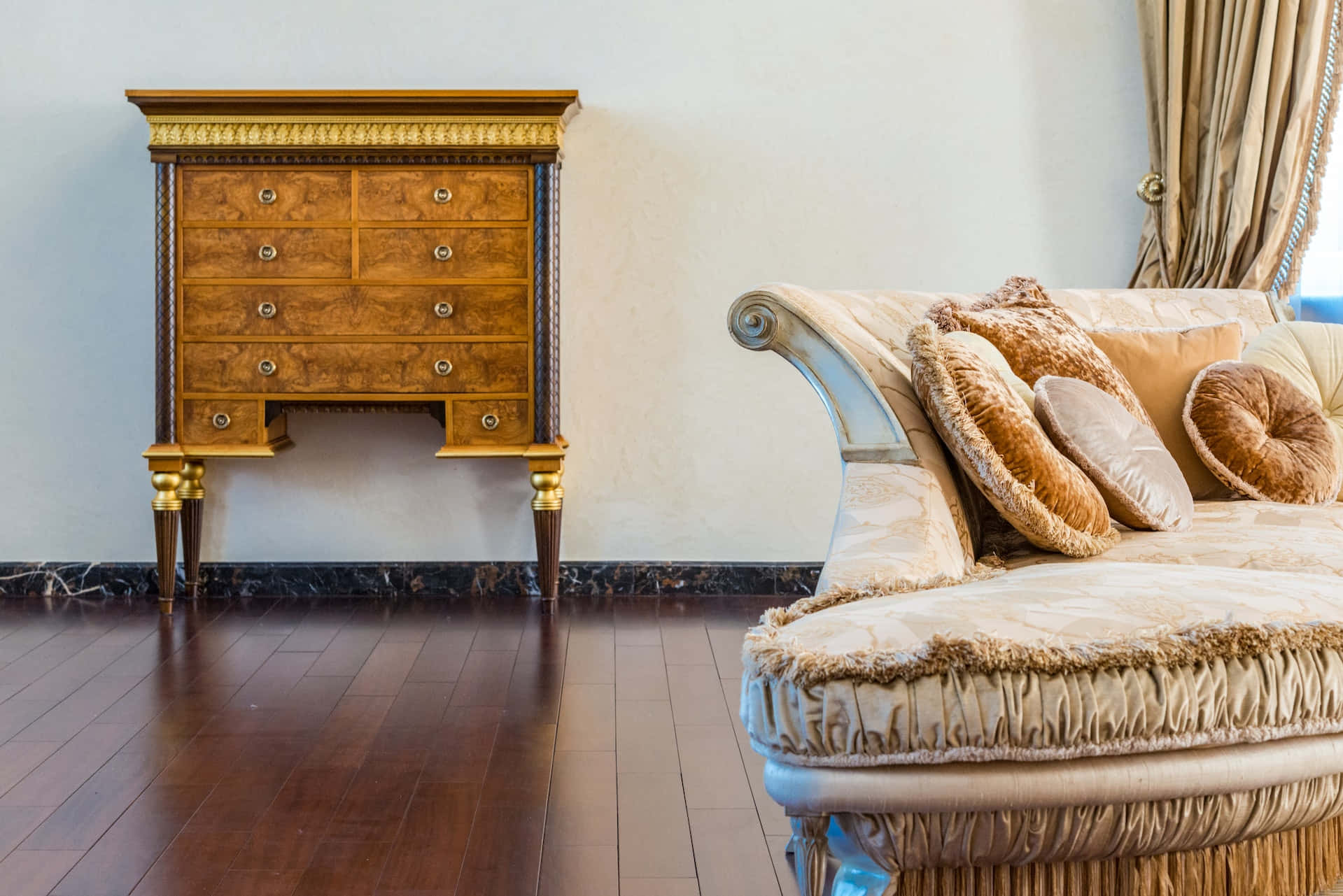 Exquisite Antique Wooden Chair Wallpaper