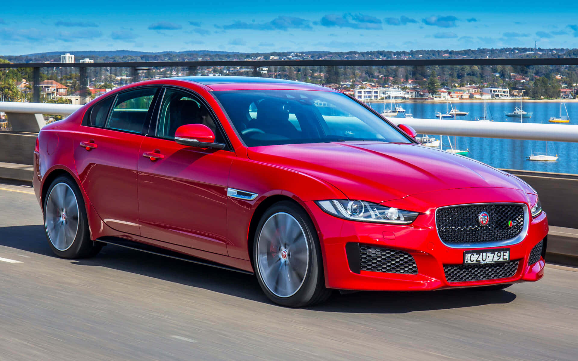 Jaguar xe красный