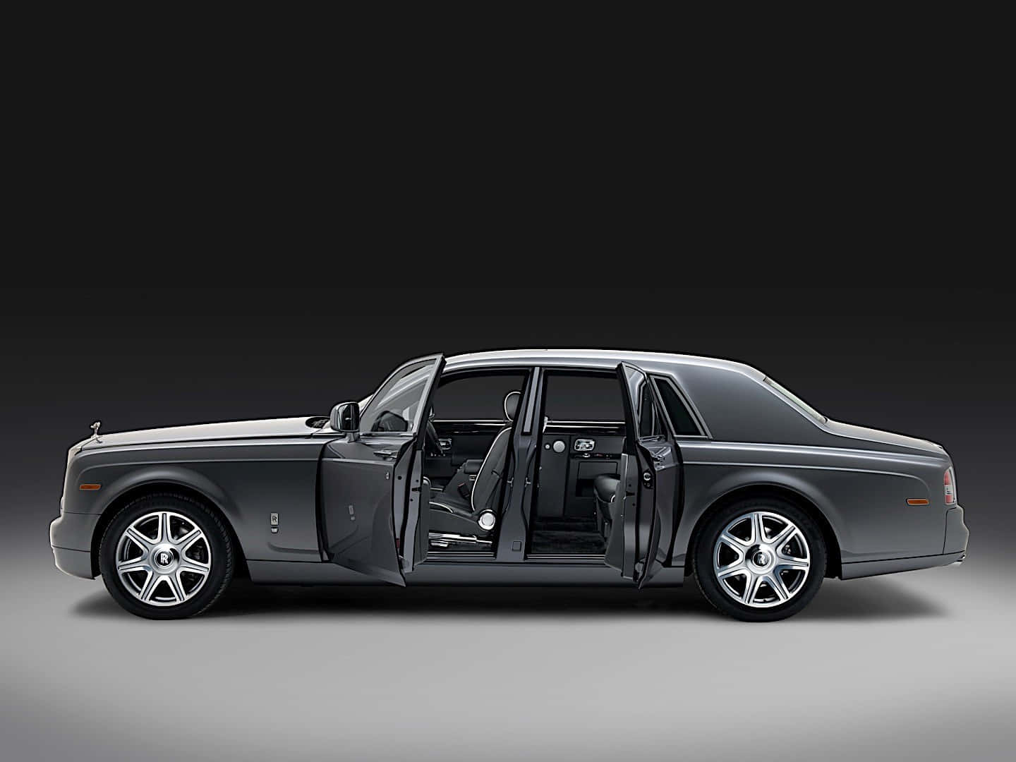 Exquisite Luxury - Rolls Royce Phantom Wallpaper