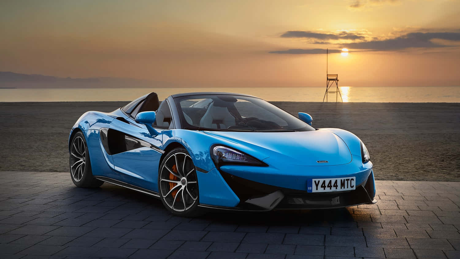 Eksklusiv Mclaren 570s I Urbant Miljø Bakgrunnsbildet