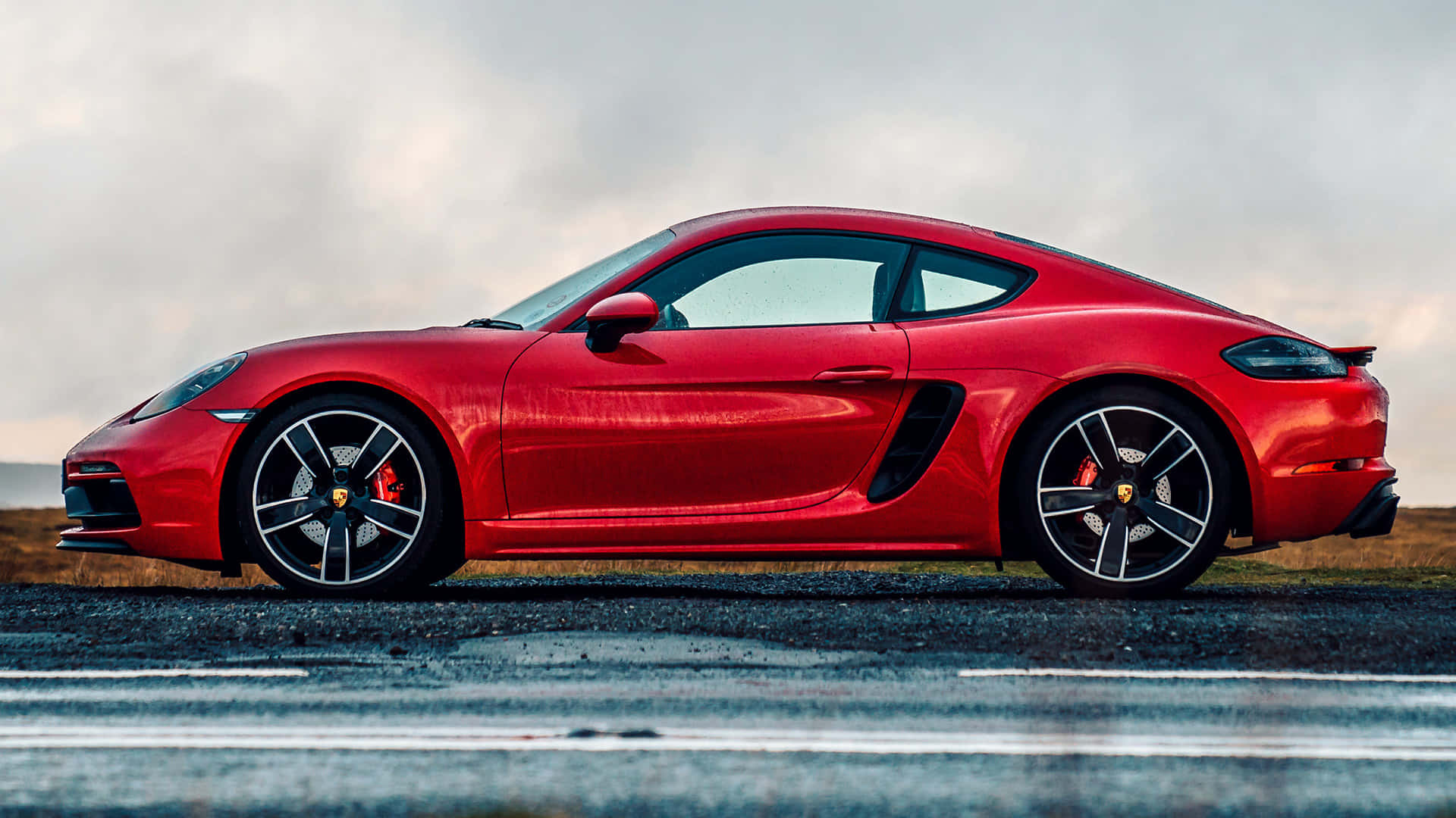 Exquisite Porsche 718 Cayman In Motion Wallpaper