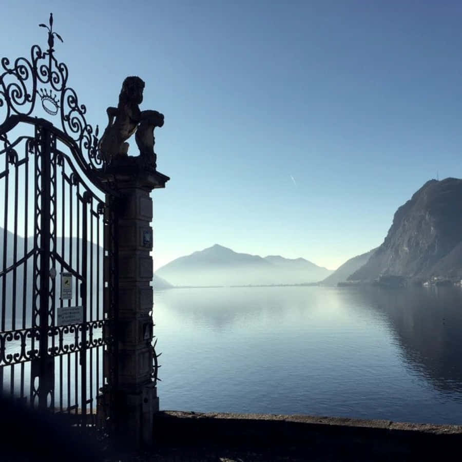 Exquisiet Uitzicht Op De Oever Van Lugano Achtergrond