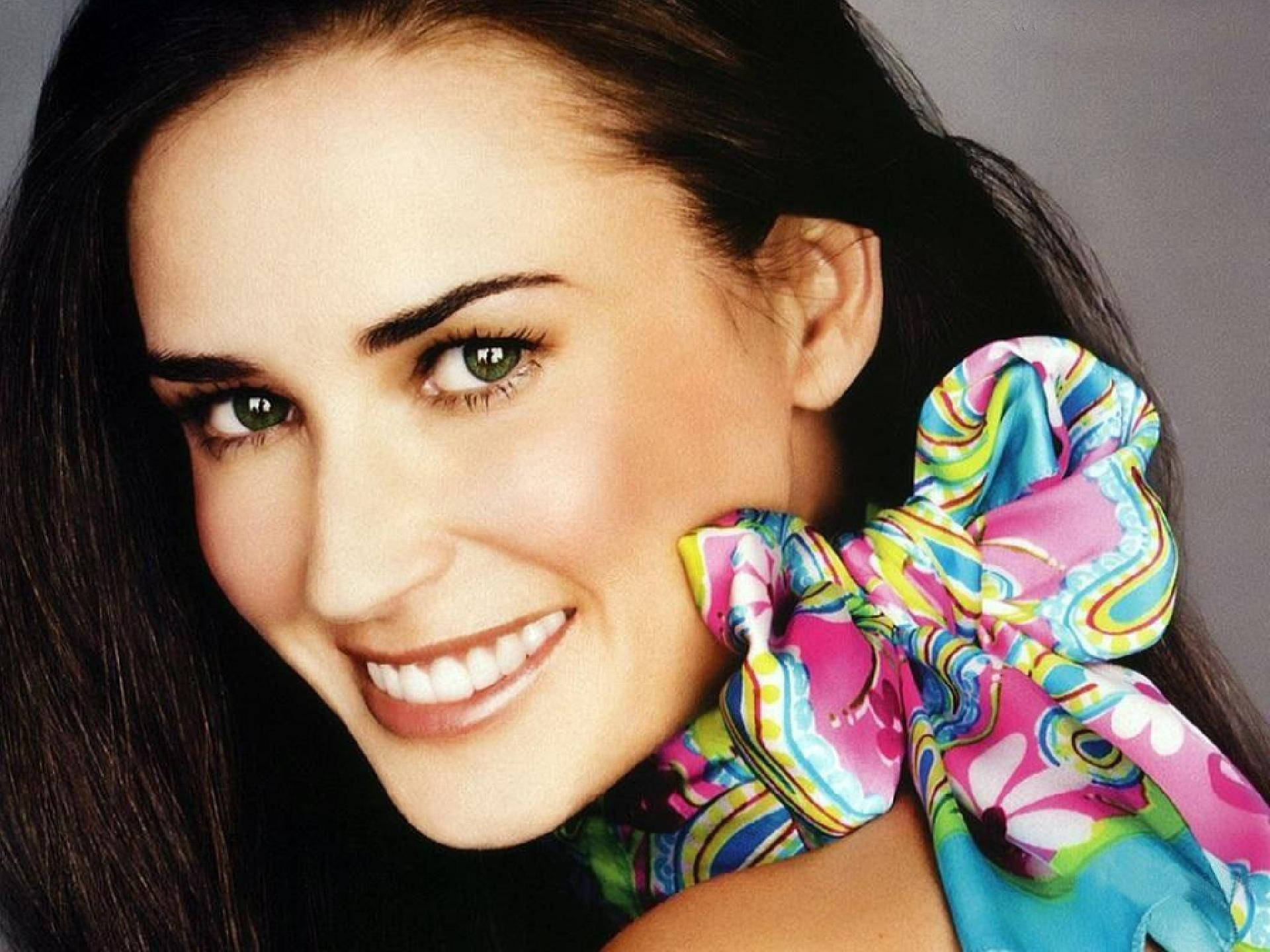 Eye Catching American Actress Demi Moore Close Up Wallpaper