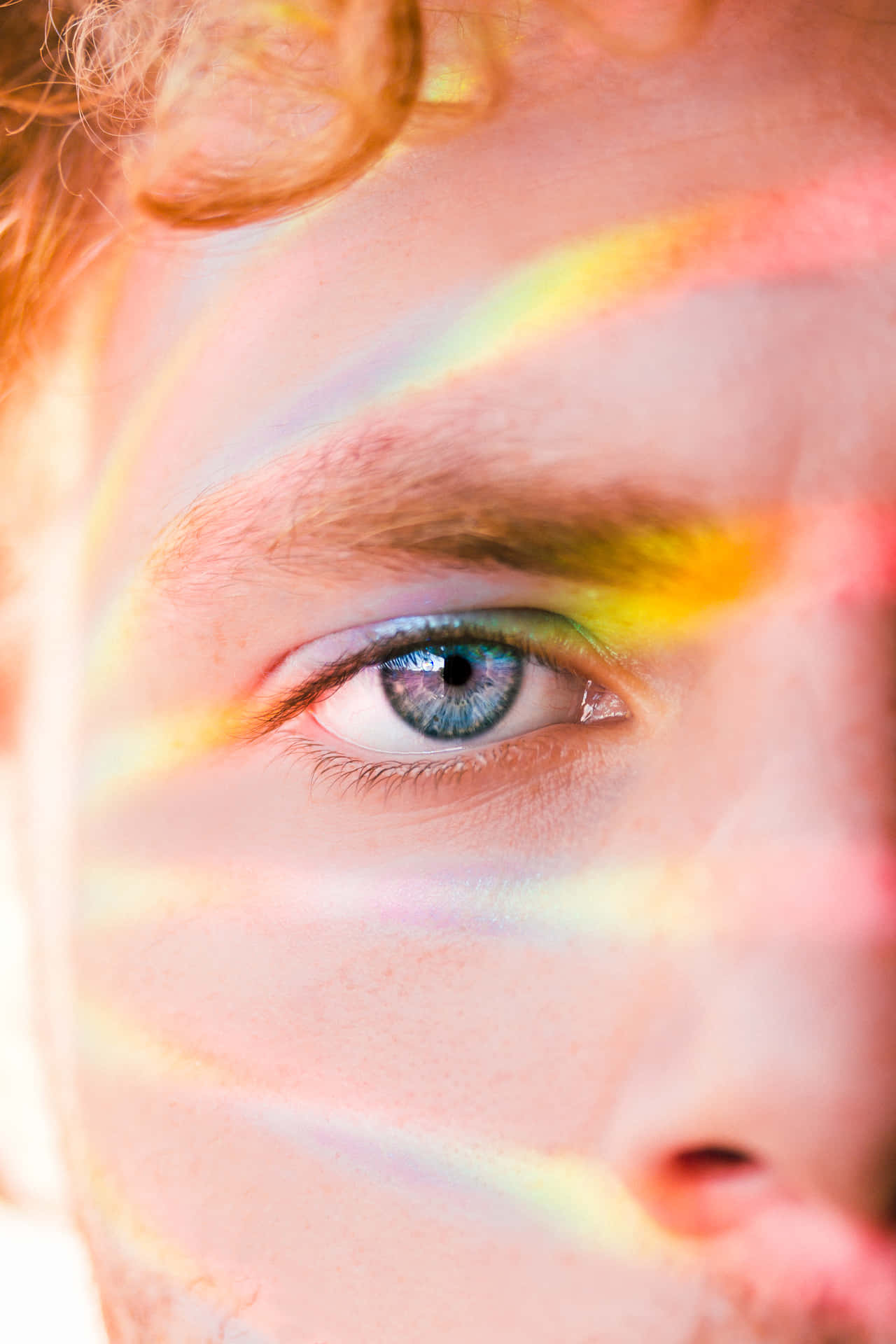 Primopiano Sull'occhio Con Luci Colorate A Forma Di Arcobaleno Sfondo