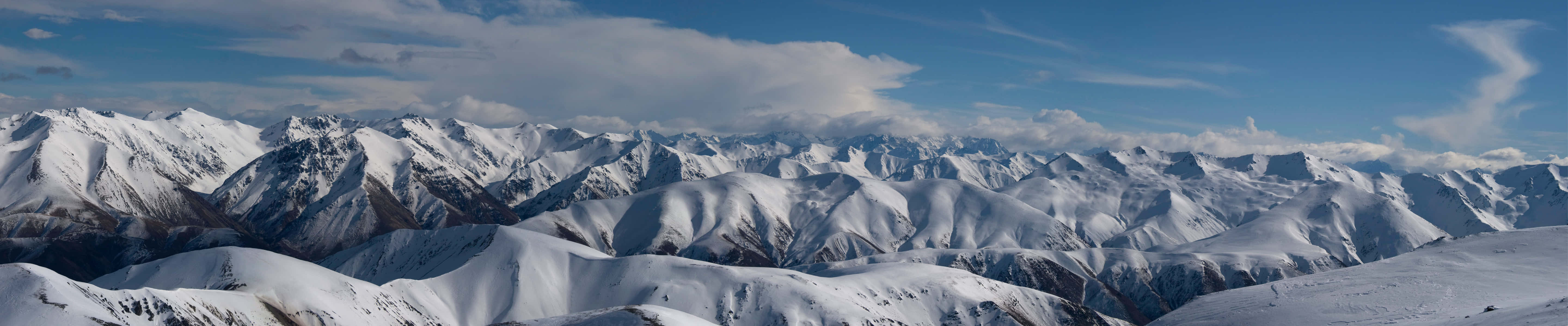 Unacordillera Con Montañas Cubiertas De Nieve Y Nubes Fondo de pantalla