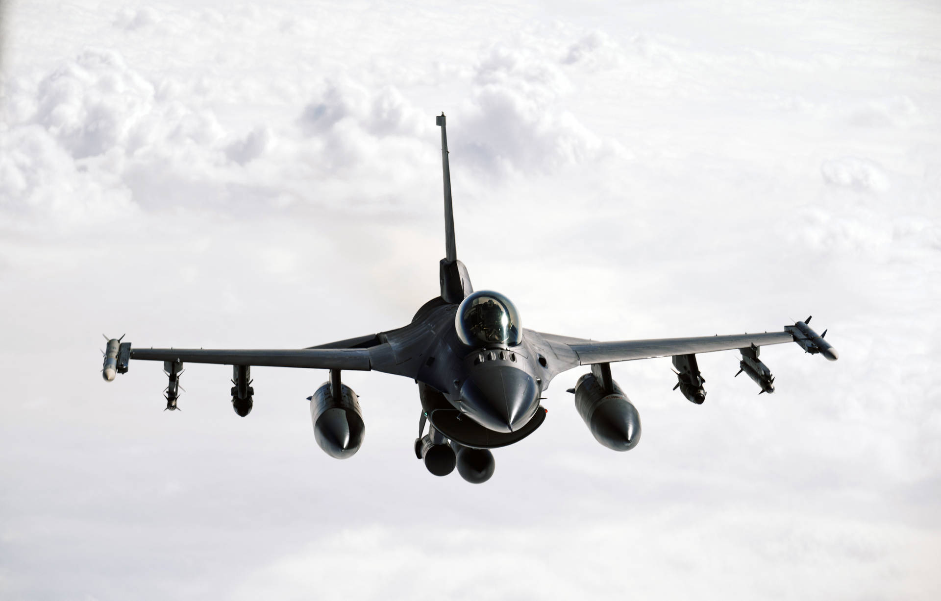 F-16 fighter jet fuldt udstyret i høj opløsning Wallpaper