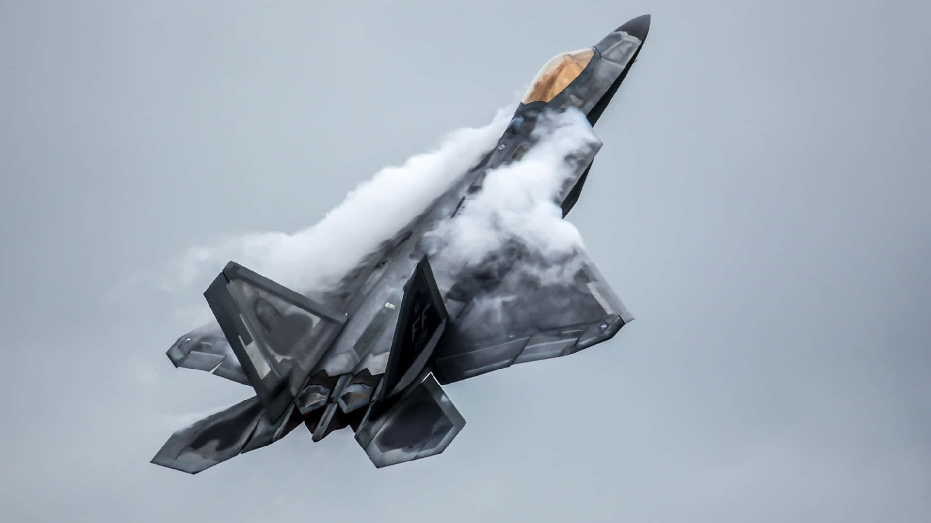 F-22 Raptor Stealth Fighter Jet Flyver over Sneklædte Bjerge Wallpaper