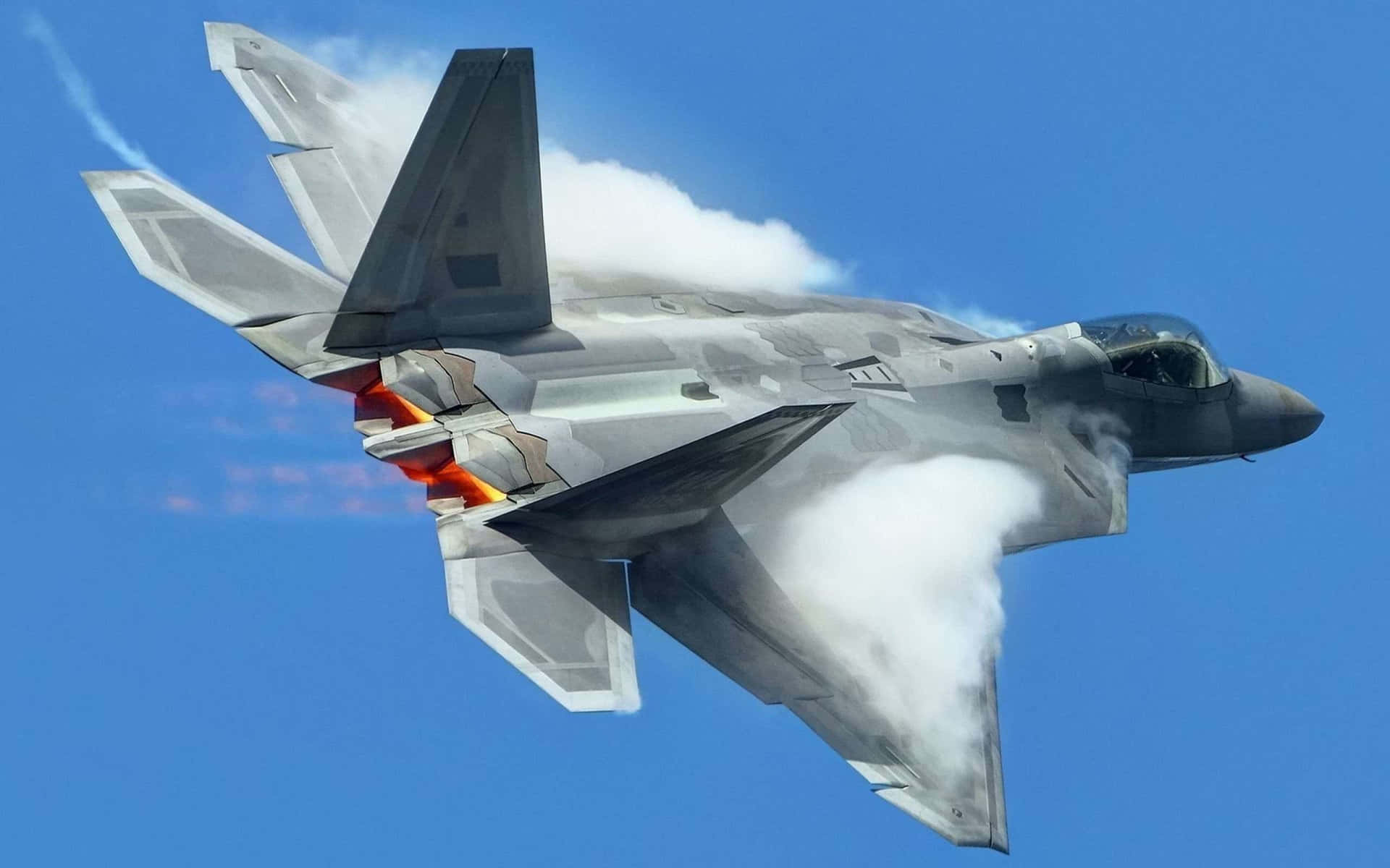 Storslået F-22 Raptor militærfly flyver over skyer mønster. Wallpaper