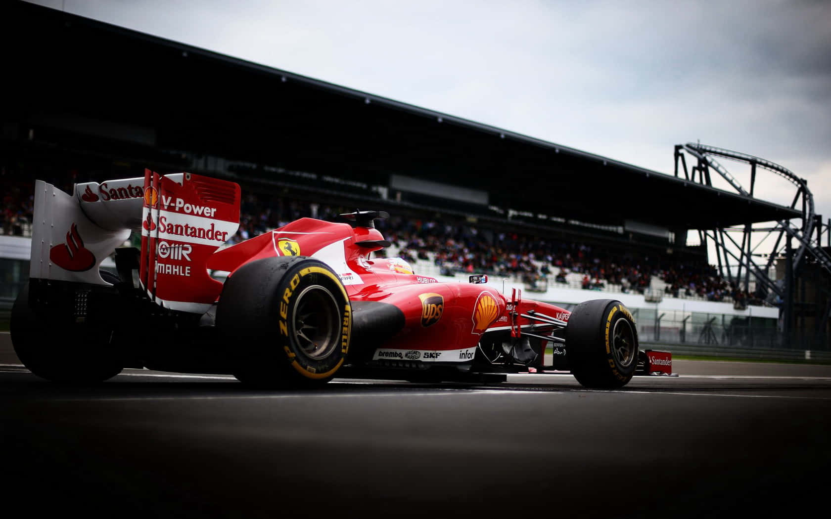 Ferrari F1-bil kører på banen