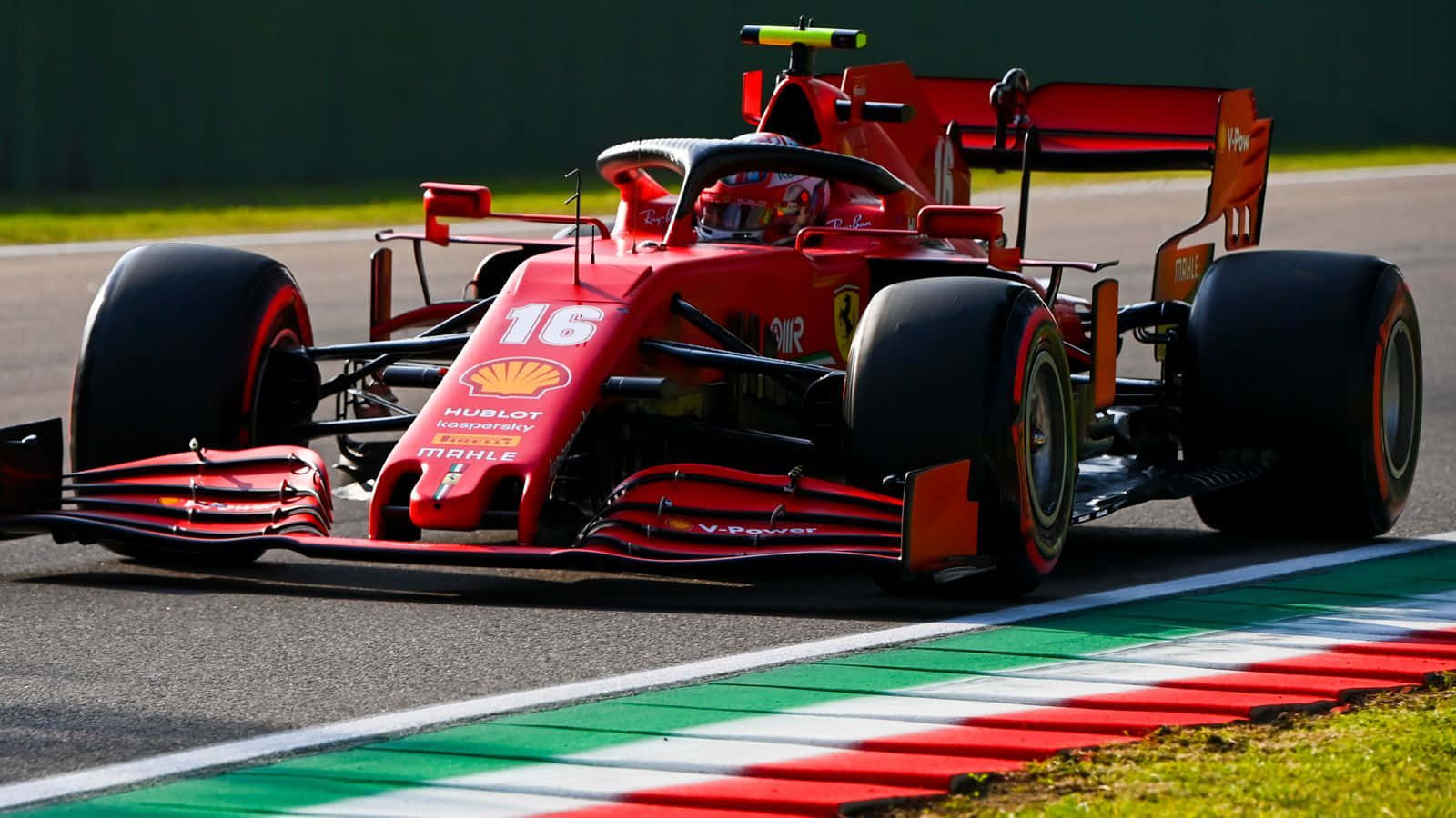Ferrari F1 bil kører på en bane Wallpaper