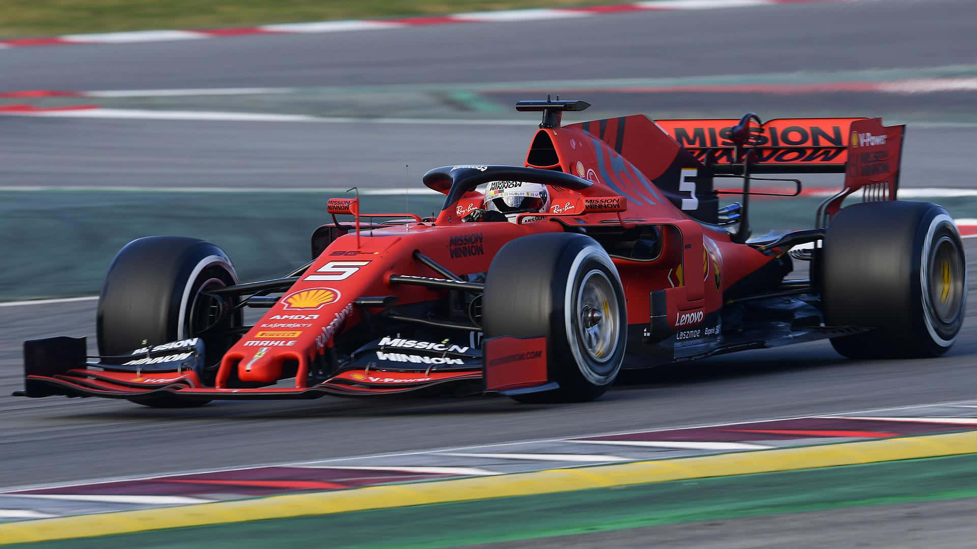 Cochede Fórmula 1 De Ferrari Conduciendo En Una Pista. Fondo de pantalla