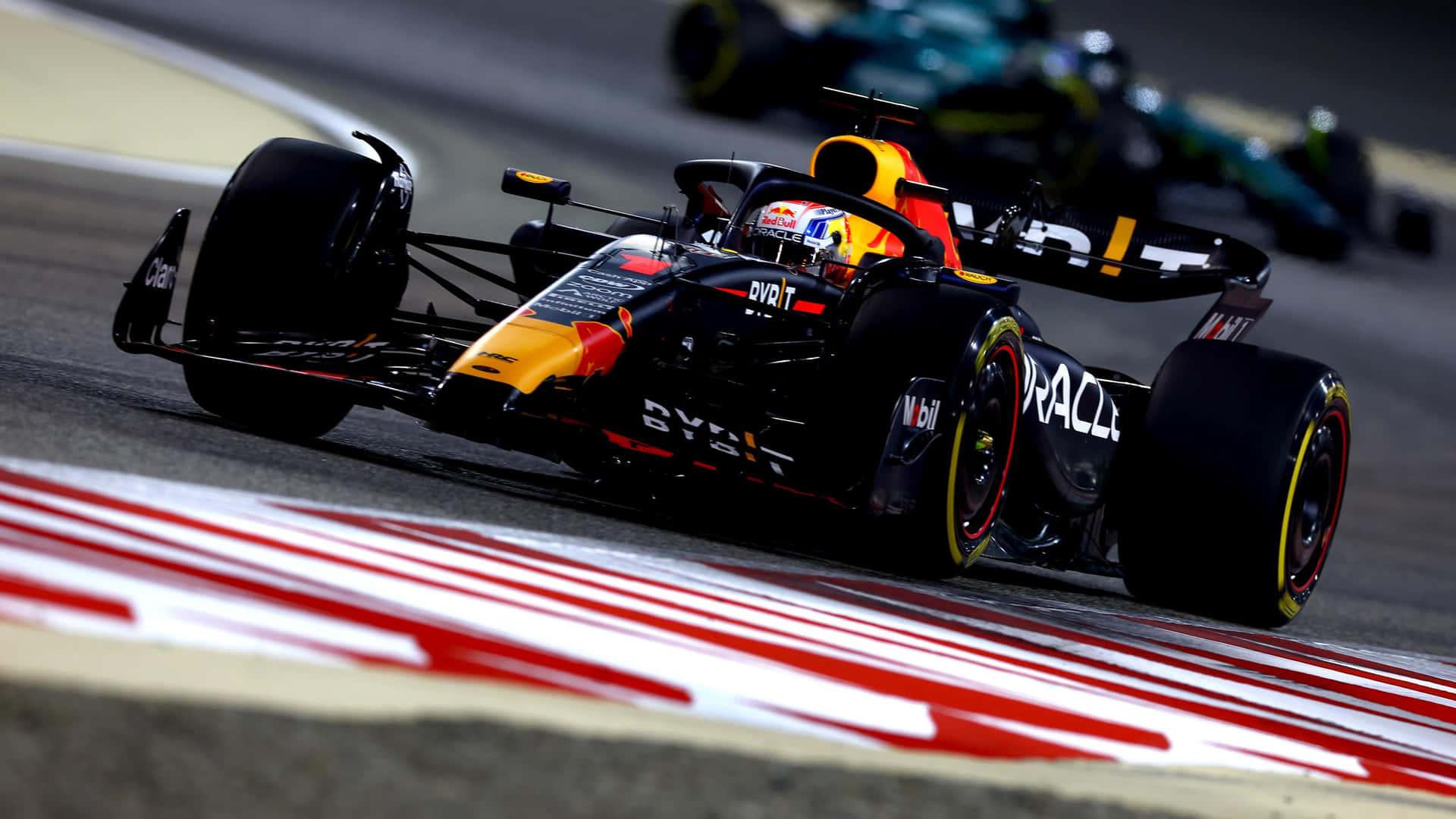 Einrotes Red Bull Racing Auto Fährt Auf Einer Rennstrecke.