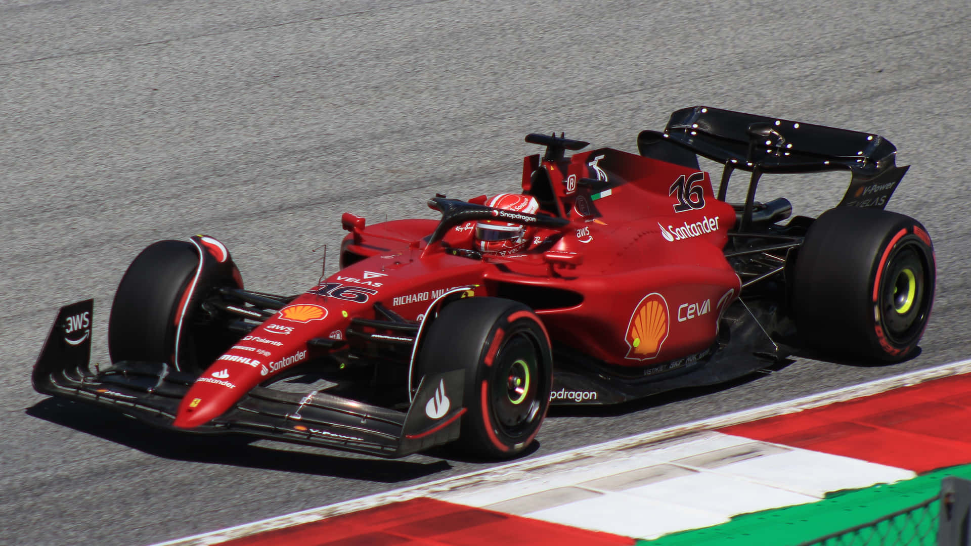 Ferrarirennwagen Auf Der Rennstrecke