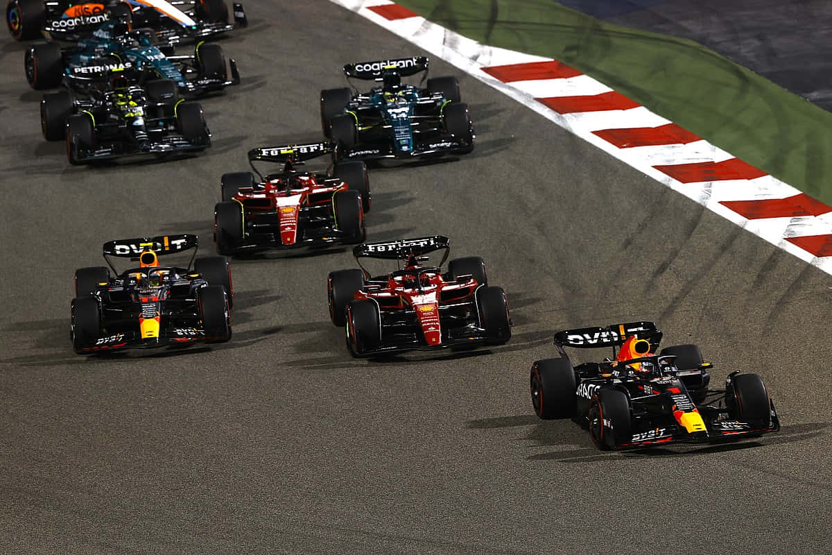 Tricampeãomundial, Lewis Hamilton Acelerando Nas Curvas Em Sochi