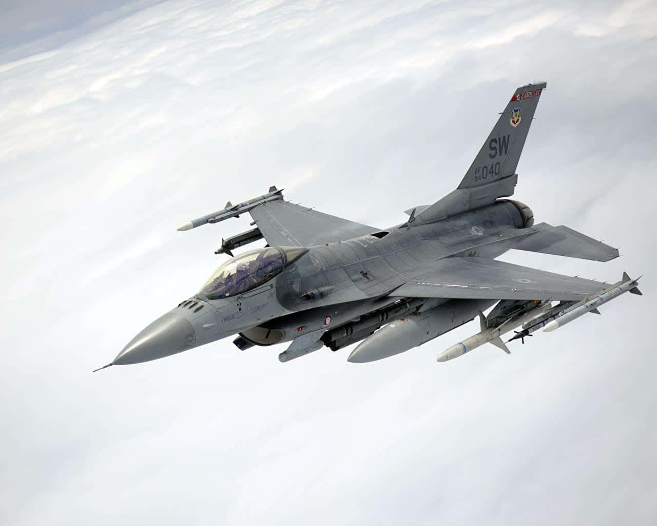 F16 Fighting Falcon In Flight Wallpaper