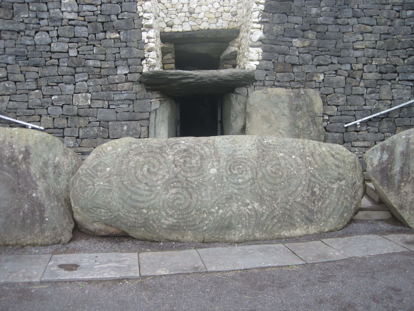 Fachadadel Monumento De Newgrange En Irlanda. Fondo de pantalla