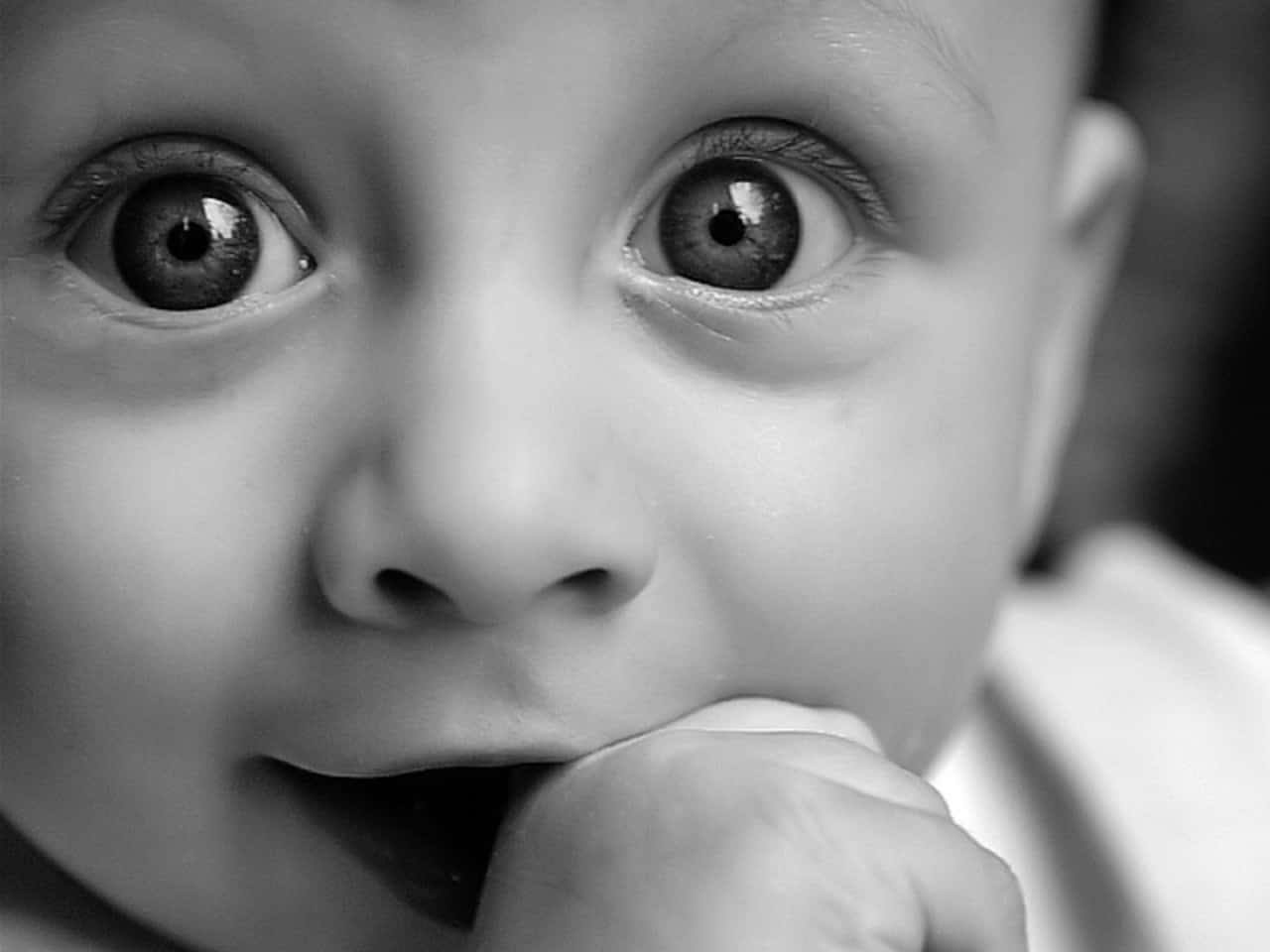 Etsort-hvidt Billede Af En Baby Med Åben Mund.