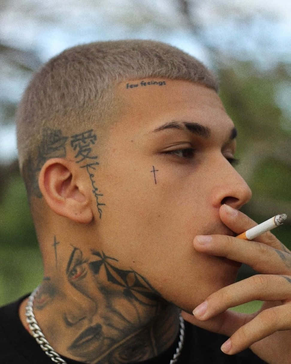 Unuomo Con Tatuaggi Sul Collo Che Fuma Una Sigaretta