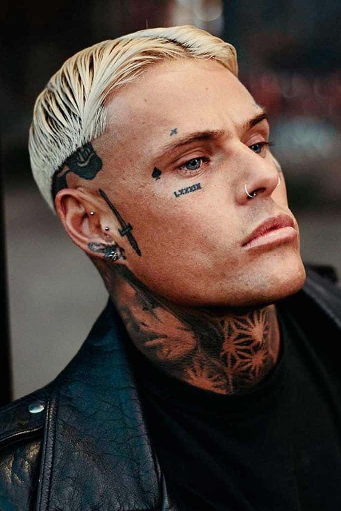 Enman Med Tatueringar Och Blont Hår