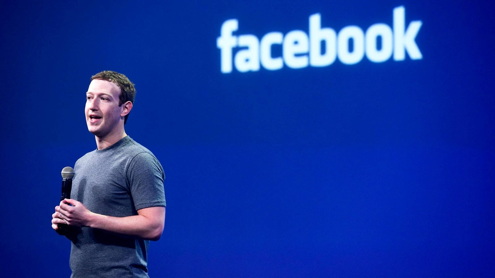 Facebooks CEO Mark Zuckerberg har et tapet af sit smilende ansigt. Wallpaper