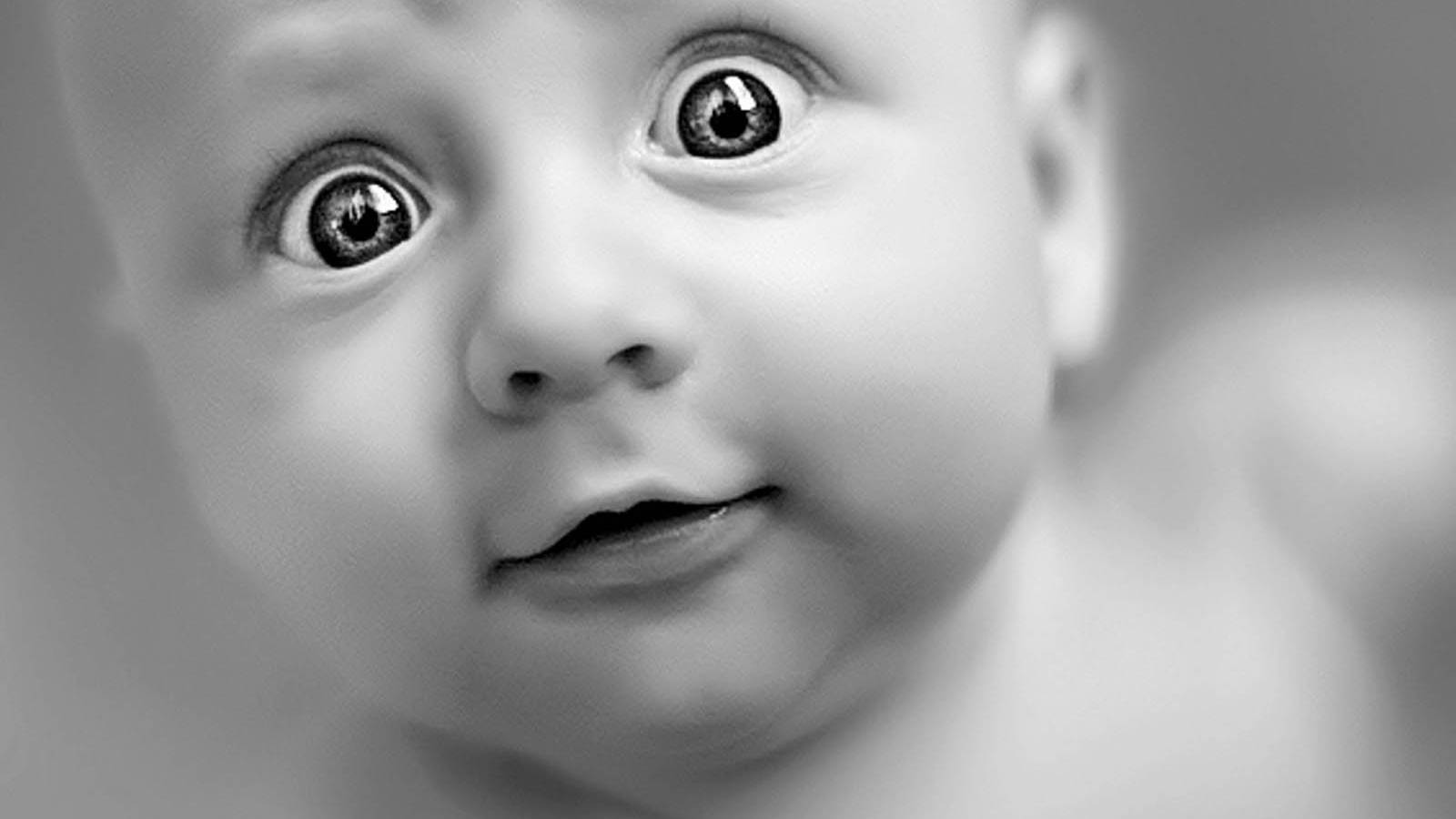 Fotodo Rosto Engraçadoo De Um Bebê Para Papel De Parede De Computador Ou Celular. Papel de Parede