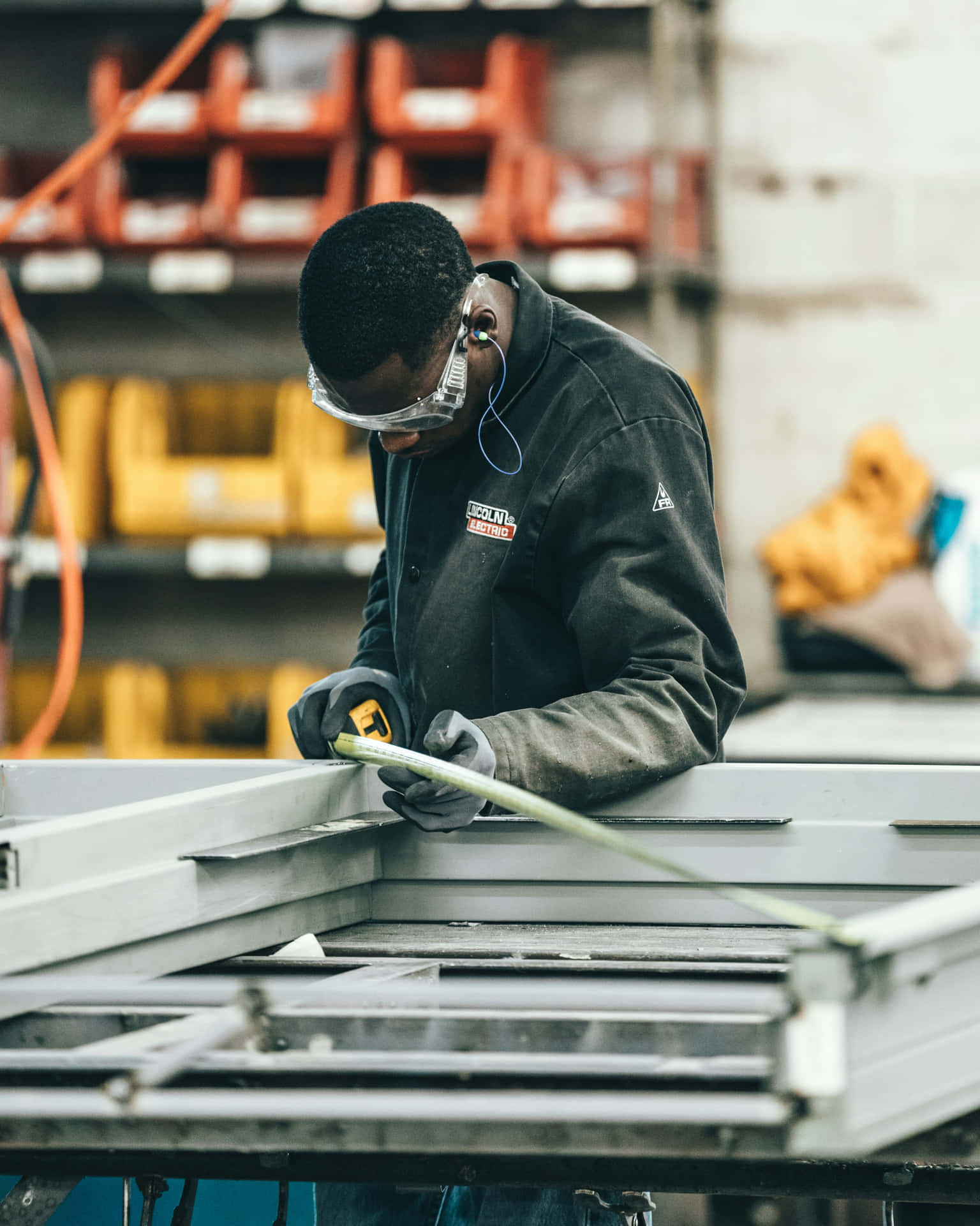 Fabriekswerker Meet Metalen Componenten Achtergrond