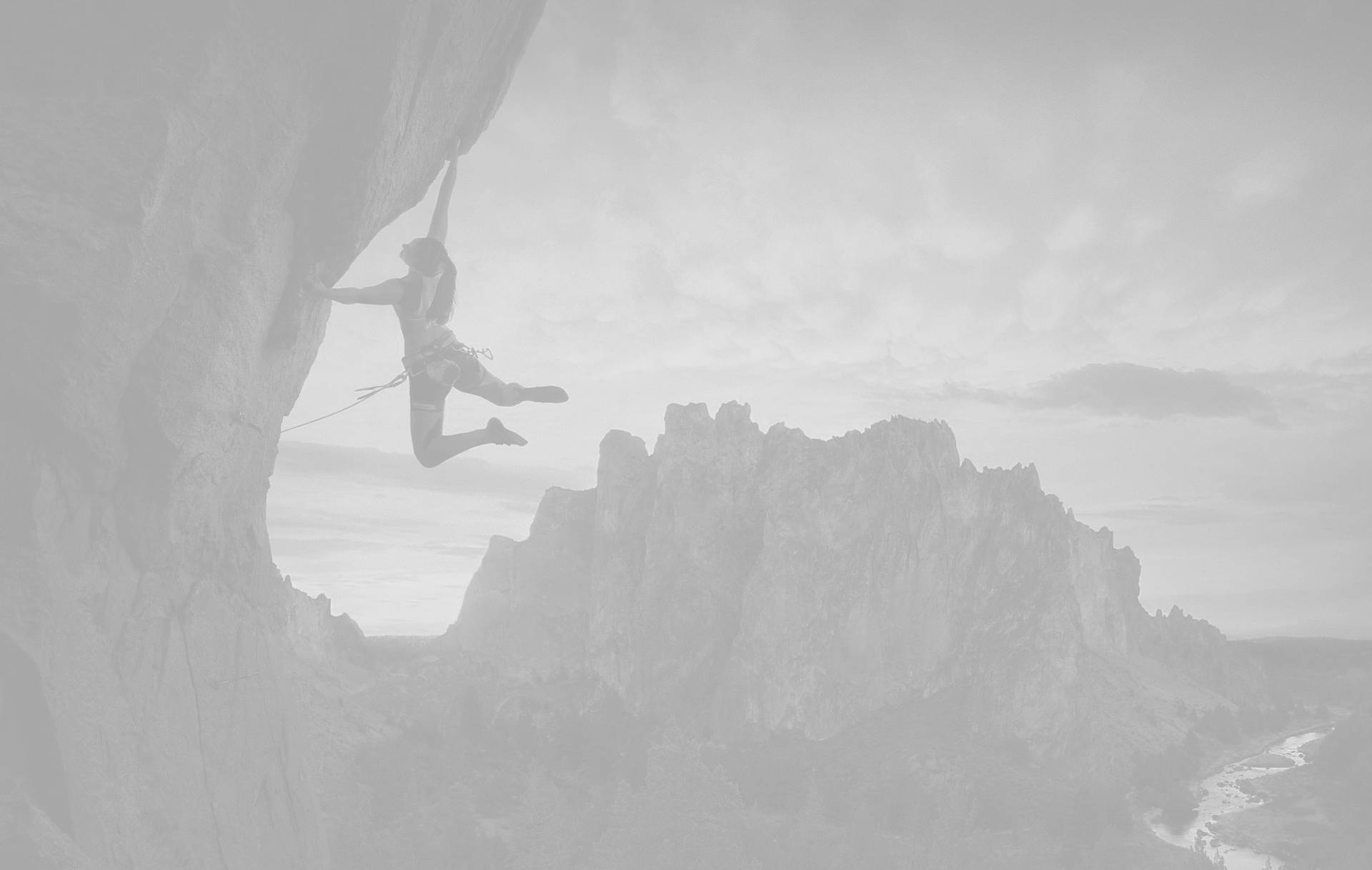 Fotodesvanecida De Un Hombre Escalando Rocas. Fondo de pantalla