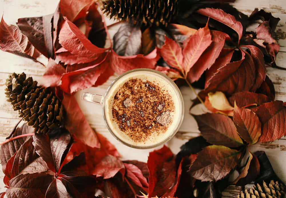 Einetasse Kaffee Umgeben Von Blättern Und Kiefernzapfen
