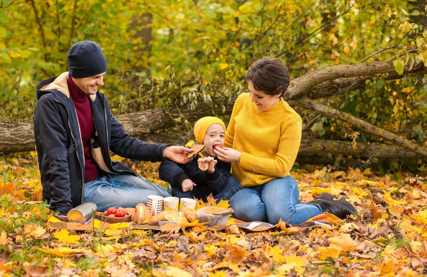 Familjenhar En Picknick På Hösten