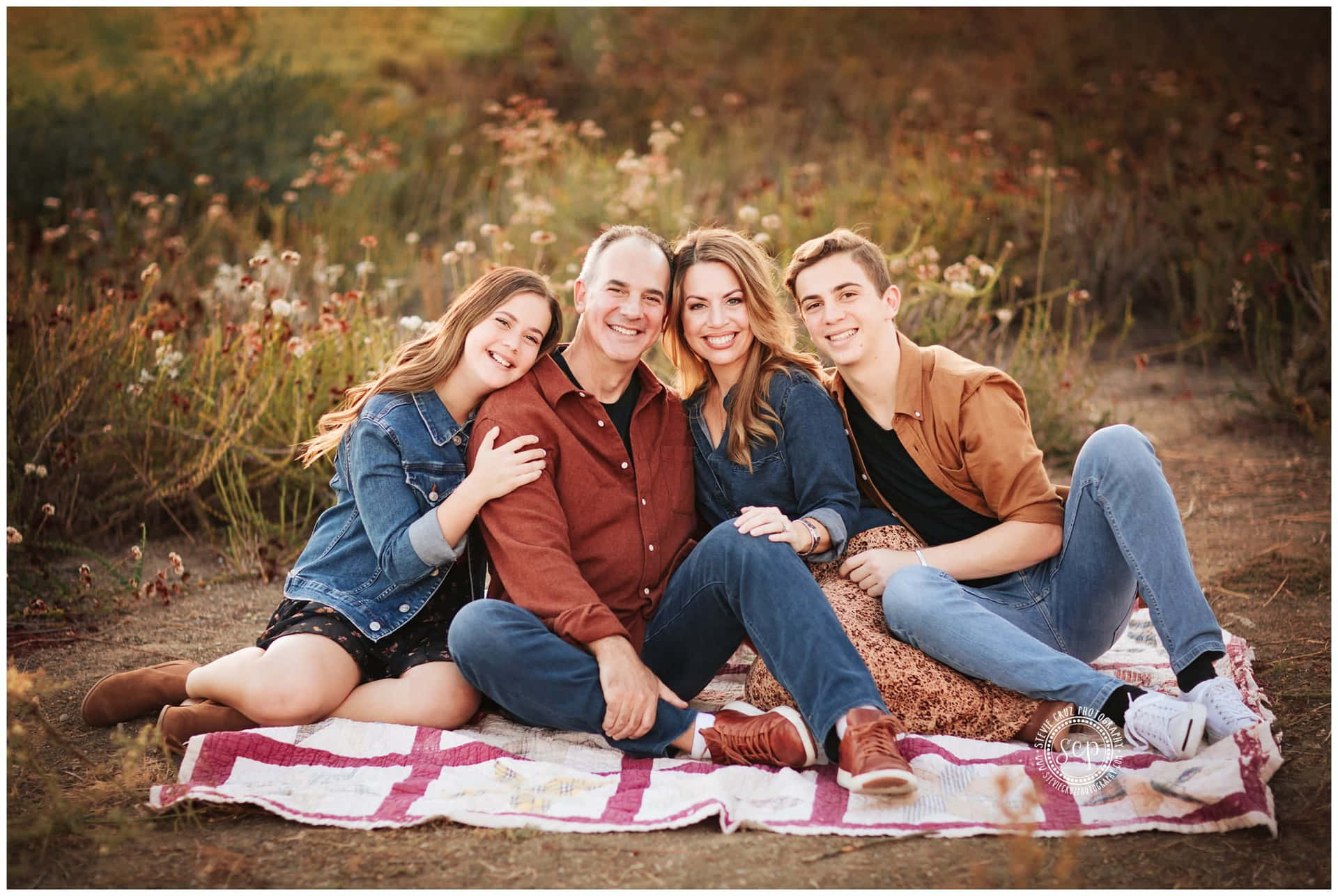 ____ Accompanied by the crisp autumn air, a happy family poses for a perfect fall family photo.
