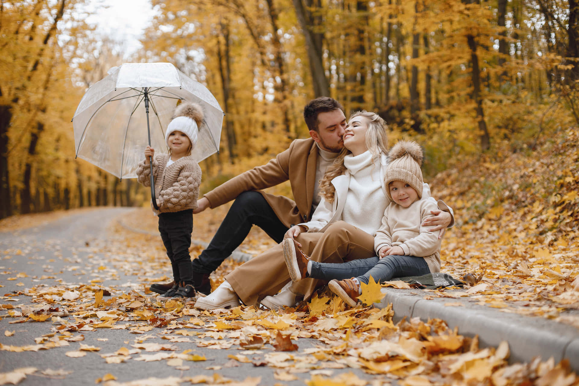 Год семьи семейный зонтик. Большая семья осень теплая одежда. Счастливая мать с детьми в доме на природе. Umbrella Family Cold.