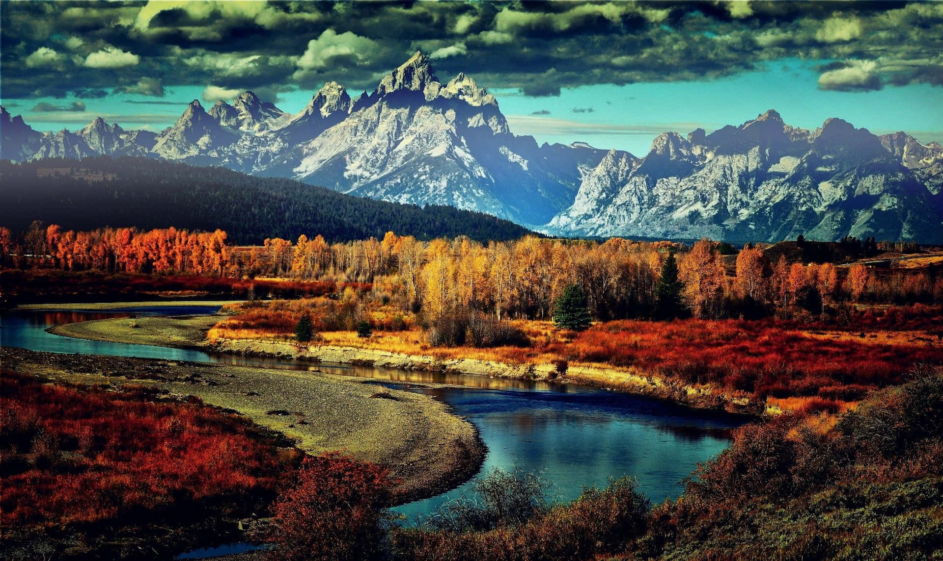 Nyd usete muligheder, mens du udforsker skønheden ved en bjergesø i efteråret. Wallpaper
