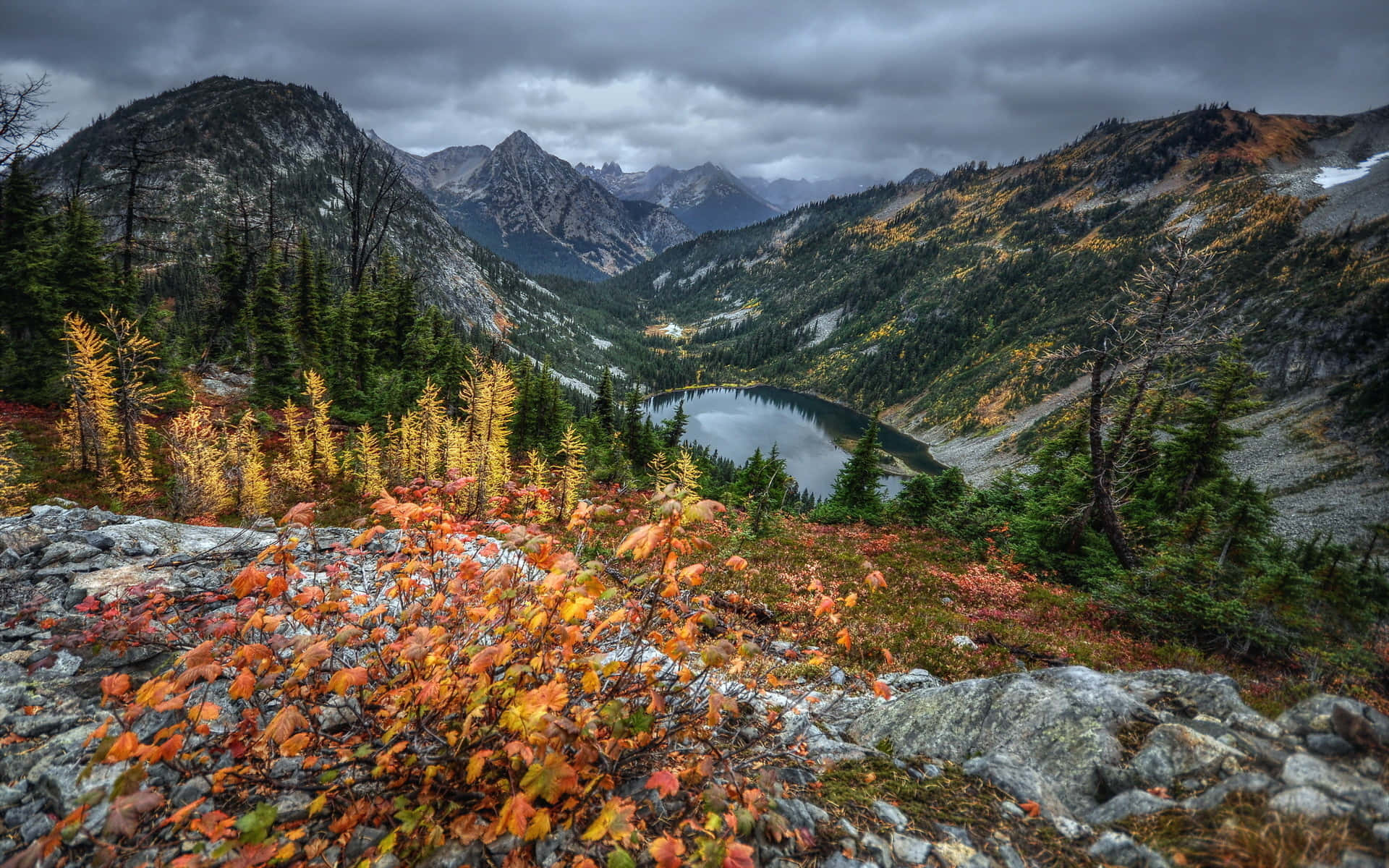 A picturesque scene of a fall mountain Wallpaper