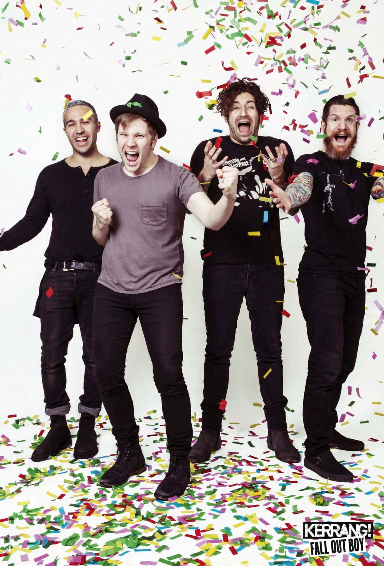 Kom og se den moderne rockgruppe Fall Out Boy, når de spiller deres elektriske show. Wallpaper