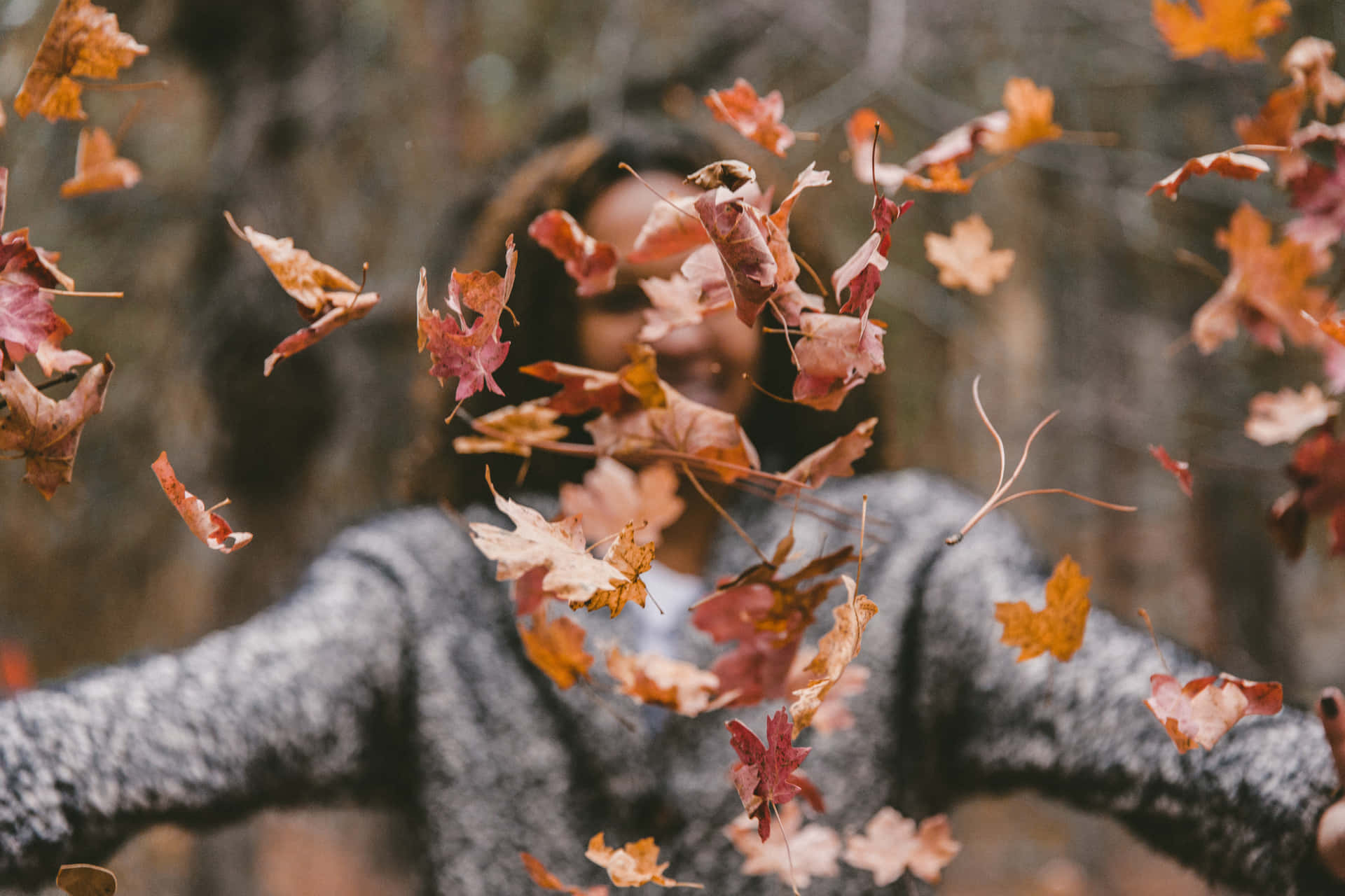 Ragazzadell'autunno Su Tumblr Che Lancia Foglie Sfondo