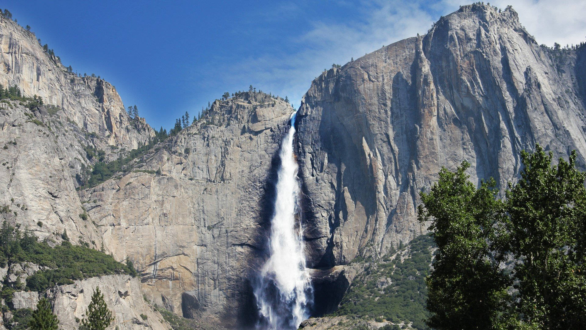 Falling Water Of The Yosemite Falls Wallpaper